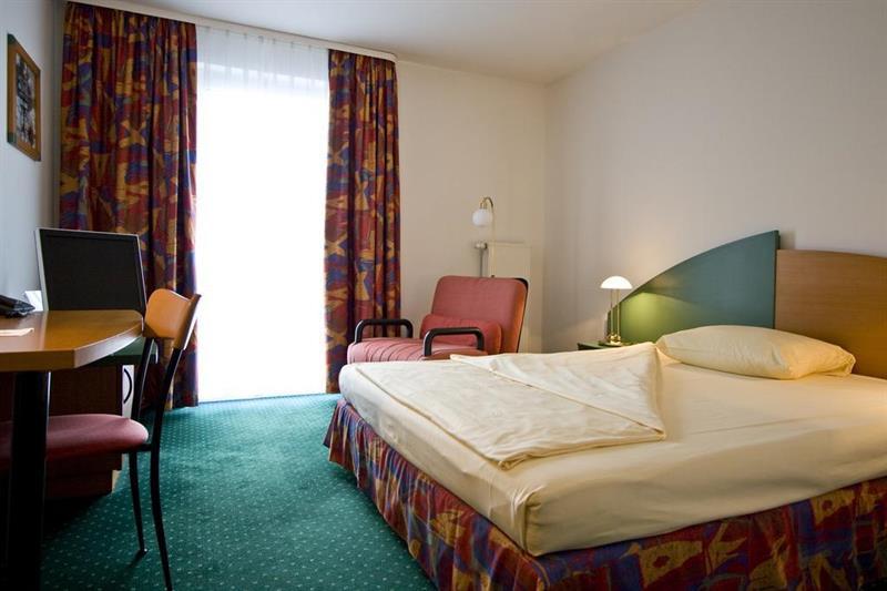 Highway Hotel Herbolzheim Exteriör bild